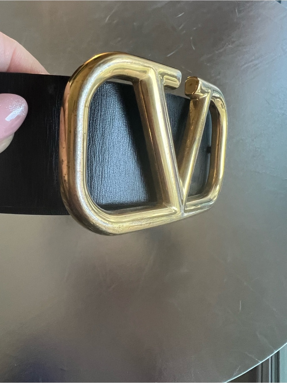 Valentino Garavani Black Leather Belt with Gold V Buckle - Picture 4 of 10
